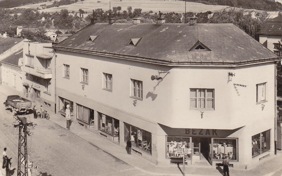 R. 1945: Bezákov obchodný dom na križovatke pri