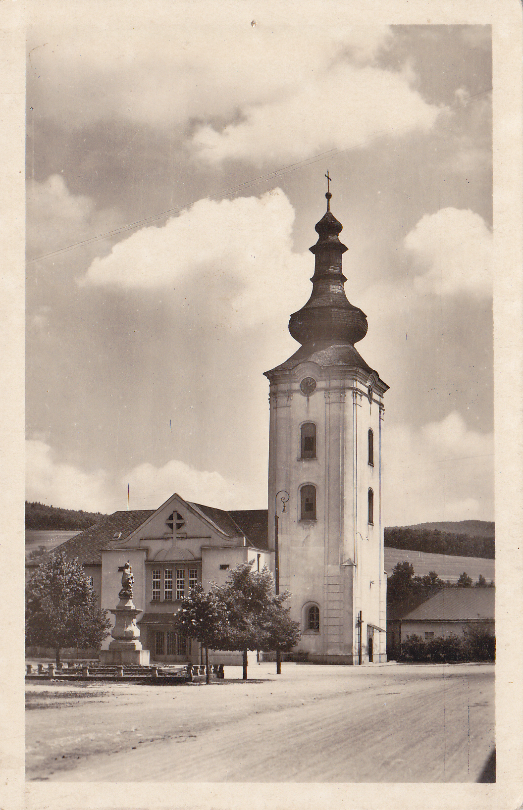 Pohľad na dnešné Námestie slobody (Hlinkovo námestie) v Púchove v roku 1943 (Slovenský štát)