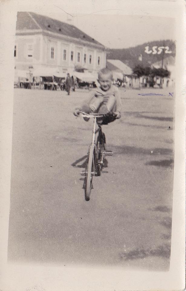 Na fotografii sa bicykluje malý Pišta Buchwaelder (Štefan Buchwälder) okolo roku 1935 na dnešnom Námestí slobody. V roku 1942 bol deportovaný s číslom 684 do oblasti Lublin v Poľsku. Zahynul v koncentračnom tábore Majdanek, údajne v roku 1944.