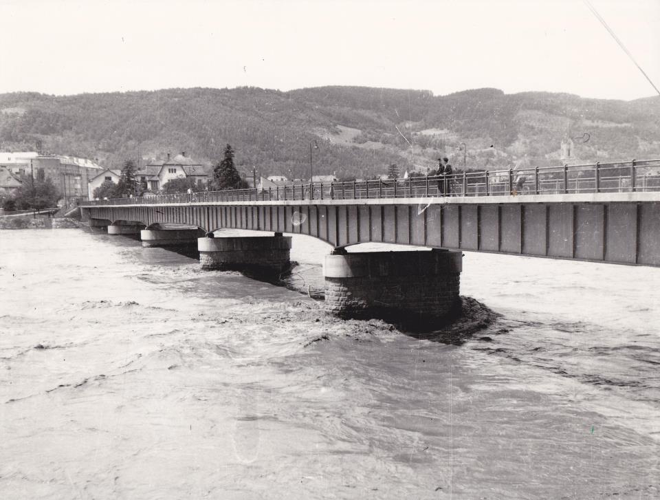 Povodňová hladina Váhu pri Púchove v r. 1958