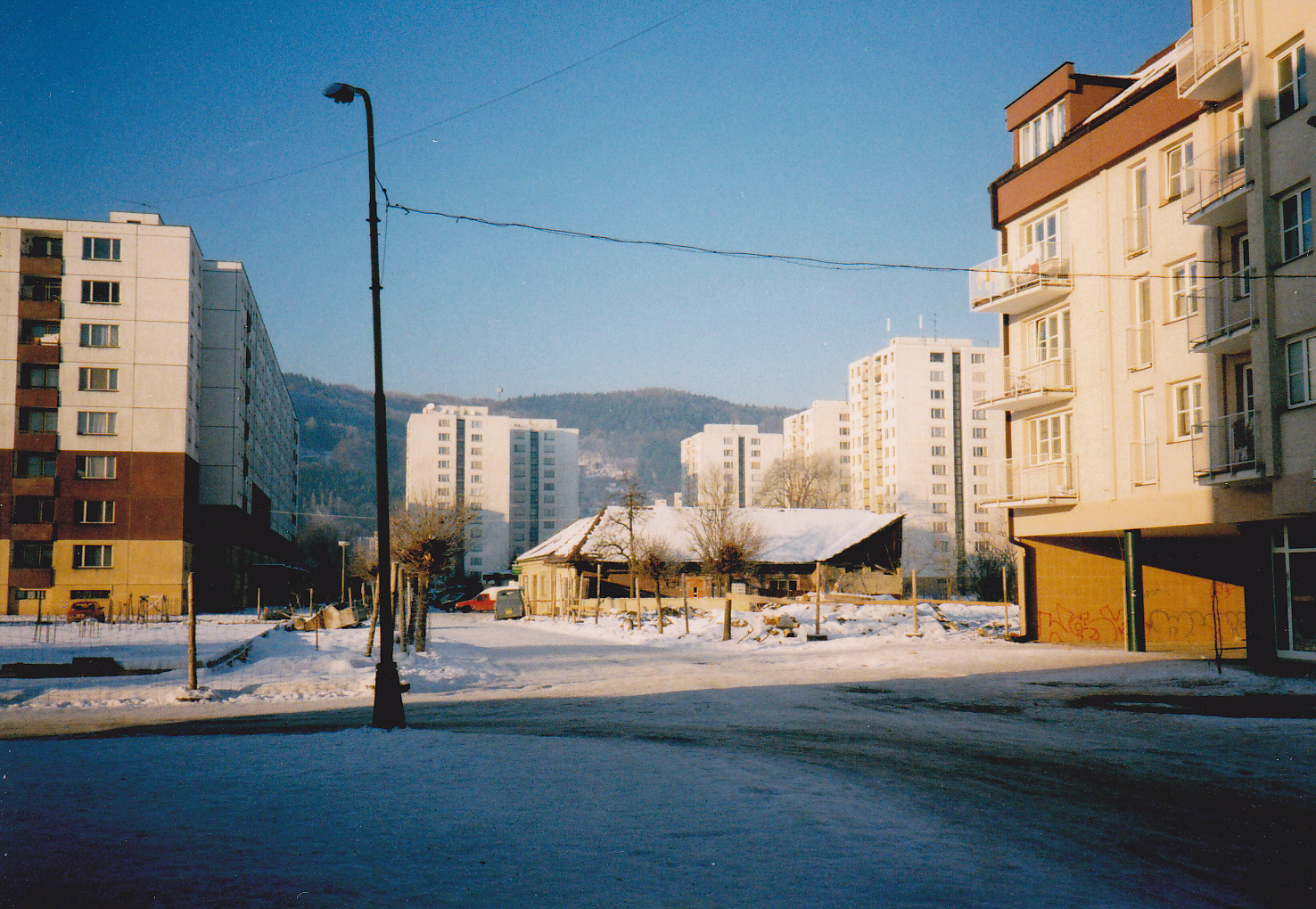 Pohľad na križovatku ulíc Moravská a F. Urbánka v r. 2002 (pred OD Lachovec)