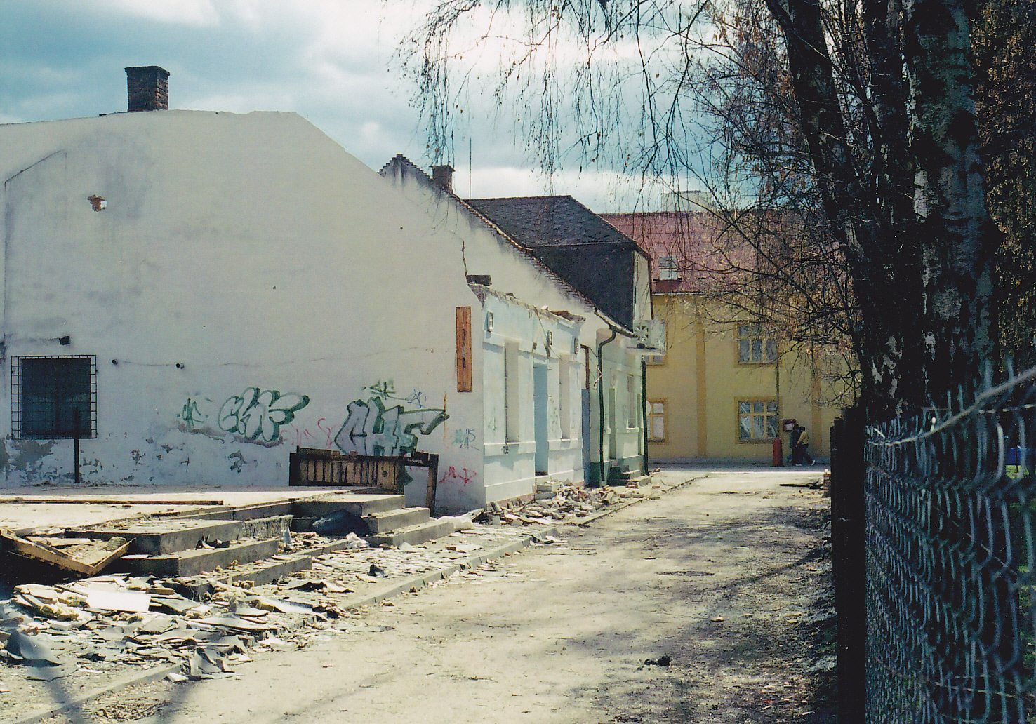 Domy na rohu ulíc F. Urbánka a Štefánikovej (dnes tzv. Štefánka) odfotografované pri demolácii okolo r. 2005