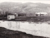 Polia a šopy na mieste dnešného sídliska Sedlište, vzadu na kopci židovský cintorín.