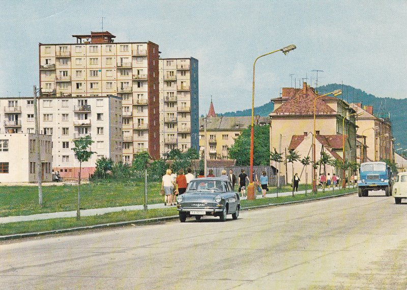 Pohľadnica z Ulice 1. mája (Červenej armády) v 60. rokoch - Autá na fotografii: osobné - Škoda 1000 MB, nákladné - Praga V3S
