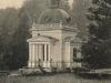 Mauzóleum z r. 1890 v parku Lednických Rovní