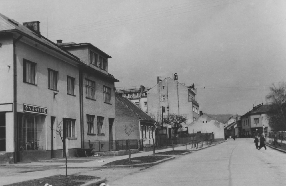 Dnešná Ulica 1. mája zachytená na začiatku 50. rokov minulého storočia, v tom čase ešte ako Ulica Červenej armády