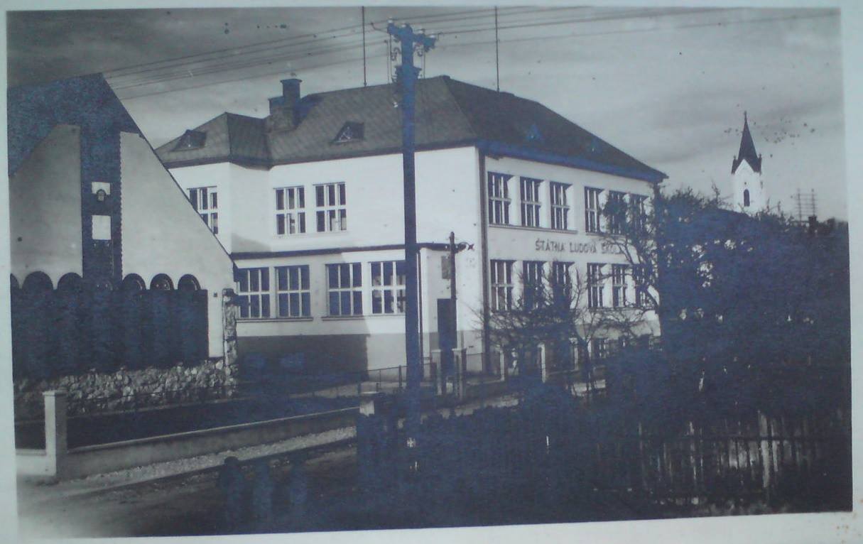 Fotografia z roku 1937 zachytáva dnešnú ZUŠ ako Štátnu ľudovú školu a záhradky priliehajúce k domom namiesto parkoviska pri "Rožáku".