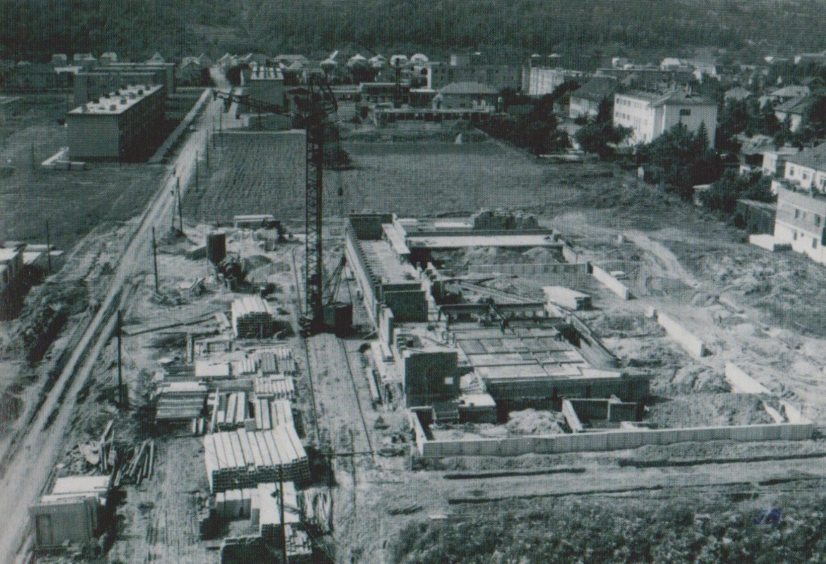 Začiatok výstavby tzv. Závodného klubu ROH Makyta v Púchove, ktorý dnes väčšina obyvateľov regiónu pozná ako Dom kultúry s prívlastkom "starý". Fotografia je približne z rokov 1968/1969.