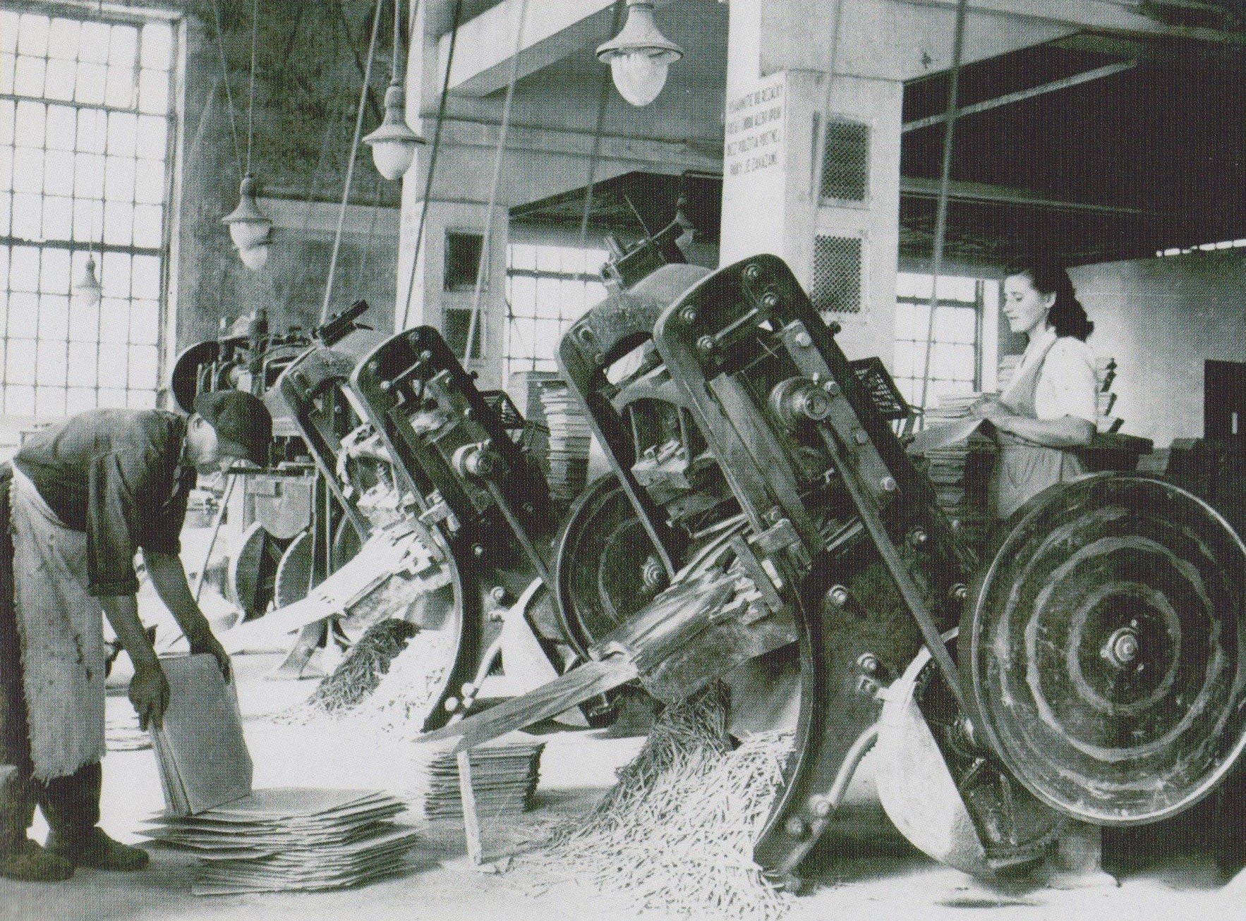 Fotografia z Azbestovocementových závodov v Púchove (pred tým Syenit a Syderolit), ktorá v 50. rokoch zachytila výrobu škridiel.