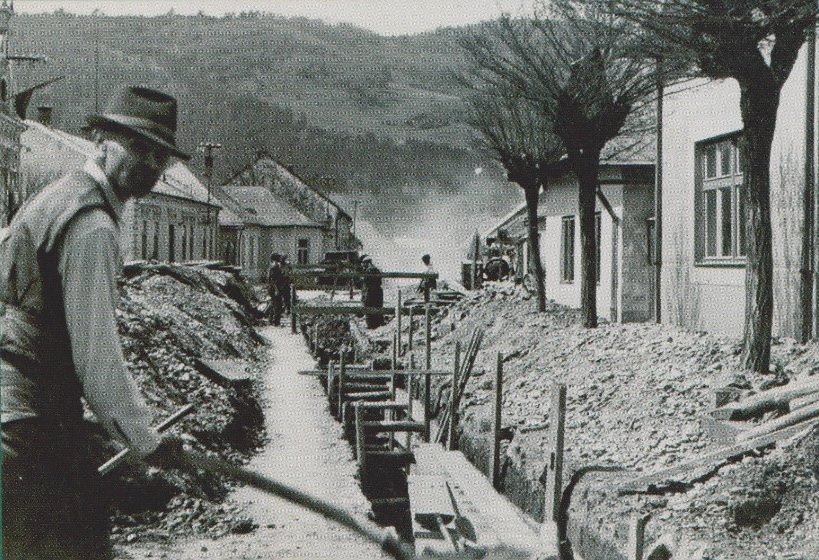 Na fotografii je opäť výstavba kanalizácie v Púchove, tentokrát na dnešnom Námestí slobody približne v 60. rokoch minulého storočia (v hornej časti ulice smerom ku Chmelincu - na ľavej strane dnes stoja výškové panelové domy)