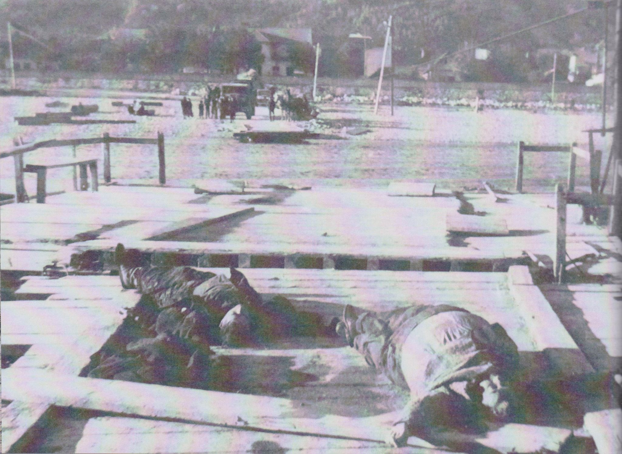 24. októbra 1946 sa z kompy, ktorá ešte premávala cez Váh, zošmyklo auto so 4 osobami. Nešťastie si vyžiadalo 3 mŕtvych, 1 osobe sa podarilo uniknúť z topiaceho sa auta. Na fotografiách, ktoré pochádzajú z knihy L. Ganáta - Horné Kočkovce (2015), vidieť mŕtvych, púchovský breh rieky a zničené auto...