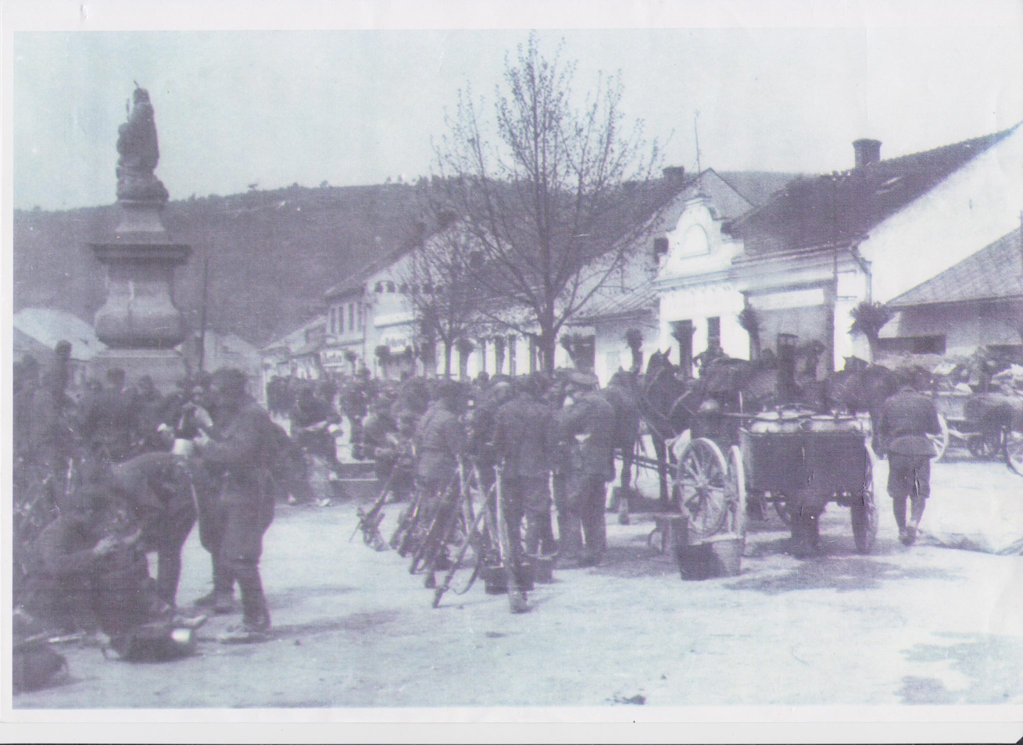 Unikátna fotografia z Námestia slobody v Púchove a na ňom brigáda československej armády pri vytláčaní Nemcov zo Slovenska 1. mája 1945