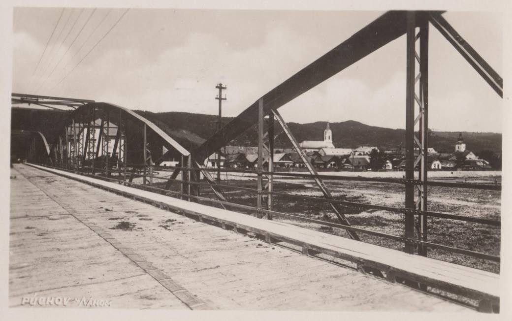 pohľad na Púchov v roku 1930 z 1. pešieho mosta cez Váh v Púchove