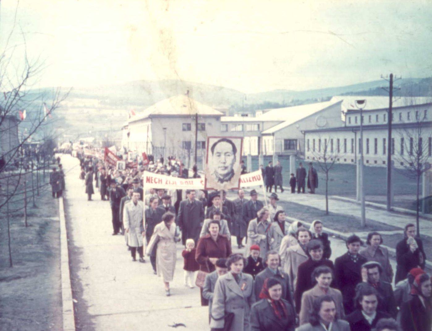 Aj takto vyzerali prvomájové sprievody mestom Púchov - konkrétne pri Makyte n. p. Zaujímavosťou je fakt, že ulica, na ktorej boli tieto fotografie v 50. rokoch zachytené, sa v súčasnosti volá 1. mája (vtedy Ulica Červenej armády)