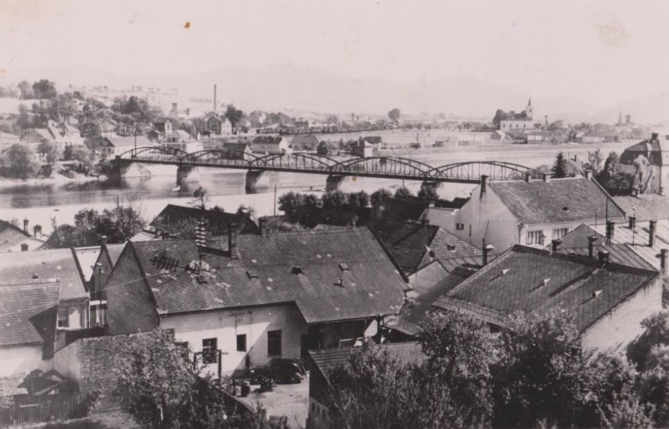 fotografia z 30. rokov minulého storočia, ktorá zachytila domy na Hollého ulici v Púchove (nad Váhom), ale i starý most a rozrastajúce sa Horné Kočkovce, ktoré už v tom čase boli mestskou časťou