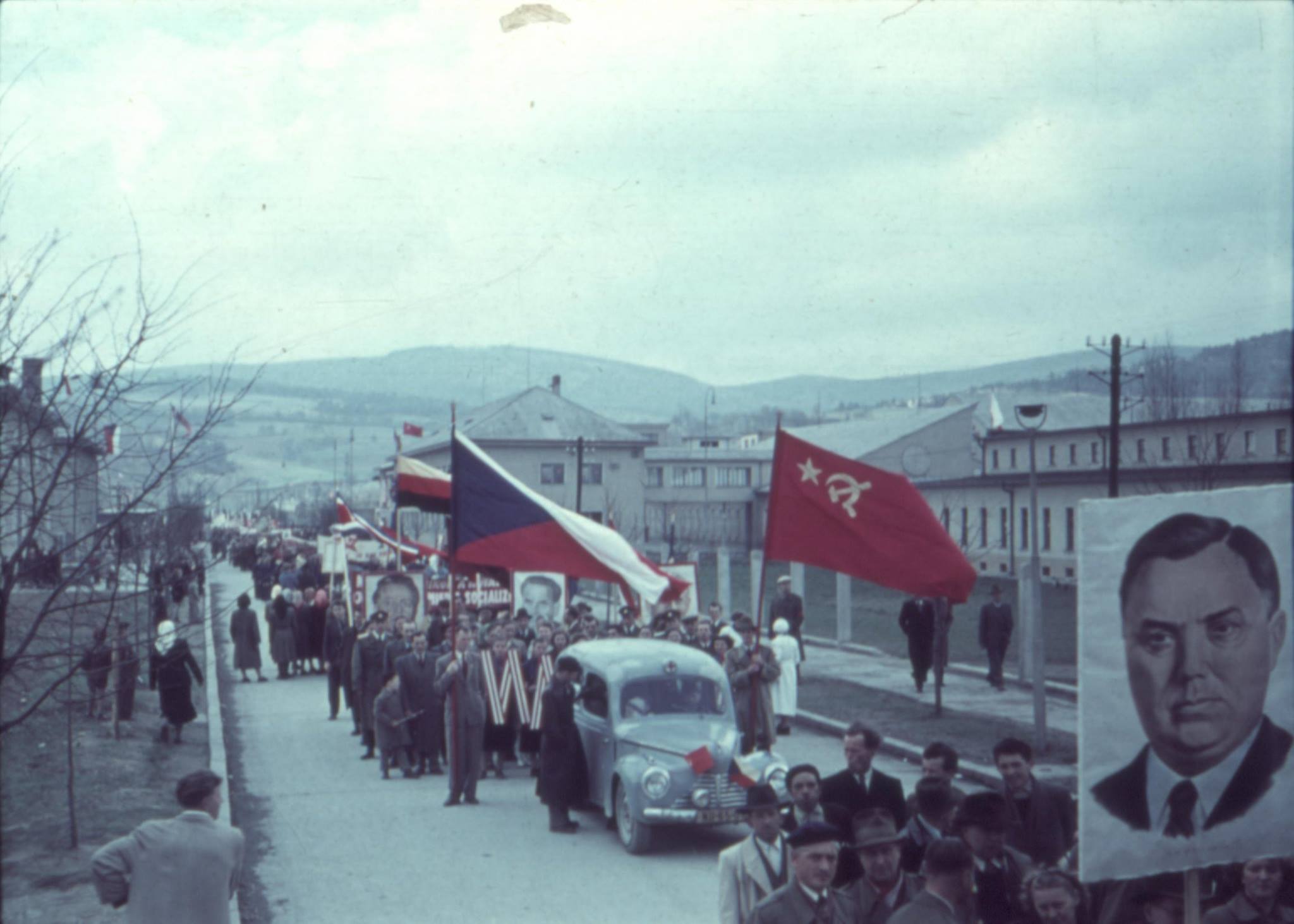 Aj takto vyzerali prvomájové sprievody mestom Púchov - konkrétne pri Makyte n. p. Zaujímavosťou je fakt, že ulica, na ktorej boli tieto fotografie v 50. rokoch zachytené, sa v súčasnosti volá 1. mája (vtedy Ulica Červenej armády)