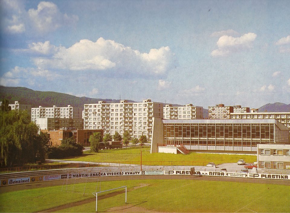 Športový areál - mestská plaváreň a futbalový štadión v Púchove, tzv. Dom služieb vo výstavbe na začiatku 80. rokov