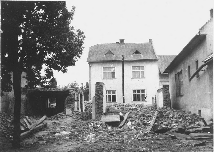 búranie domu na Moravskej ulici, kde vzniklo napojenie ulice F. Urbánka