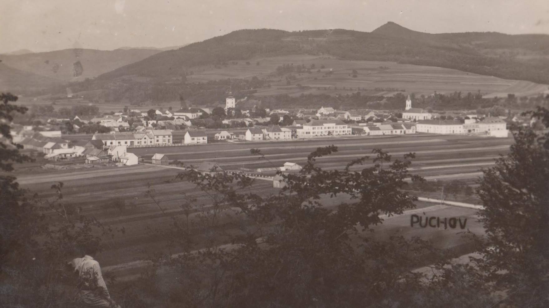 Pohľad na Púchov od Púchovskej skaly z roku 1937