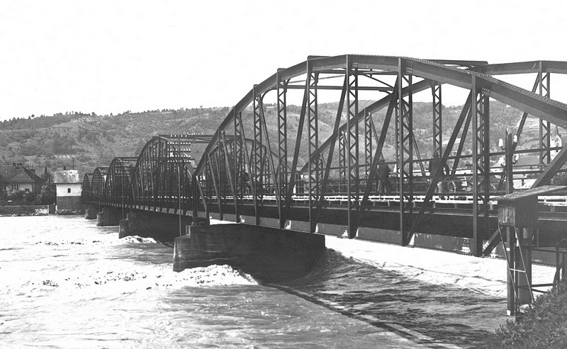 starý most a rozvodnený Váh v 1944