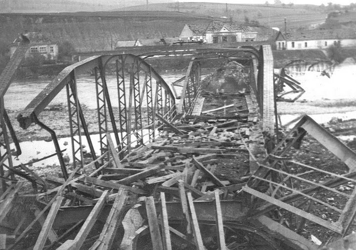most vyhodený do vzduchu nemec. vojskami 30. 4. 1945