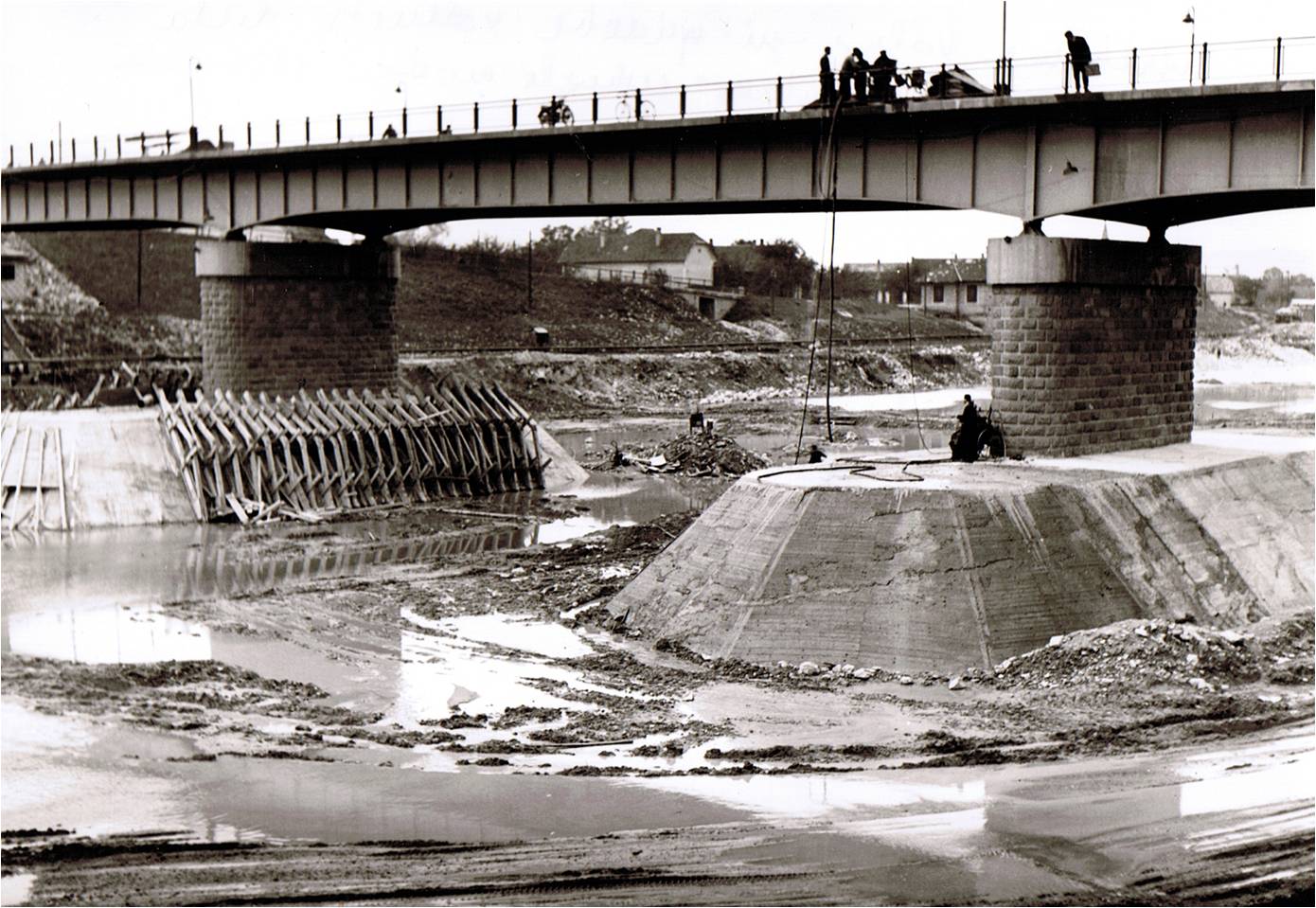 prehlbovanie dna Váhu a spevnenie základov mosta v r. 1956
