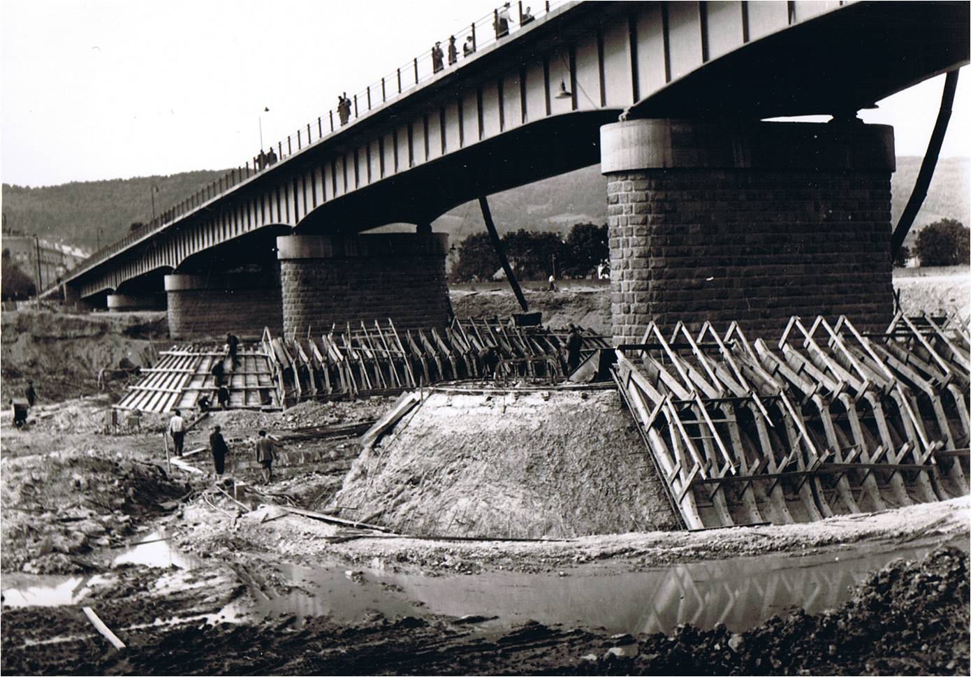 prehlbovanie dna Váhu a spevnenie základov mosta v r. 1956