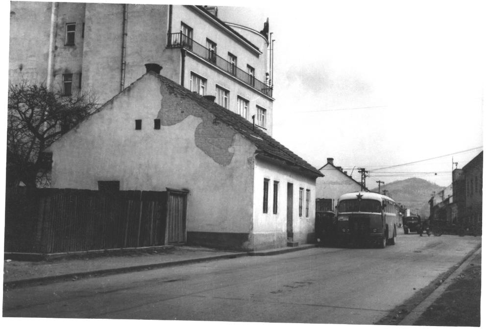 Budova tzv. Rožáku na prelome 40. a 50. rokov (pohľad od  dnešnej Ul. 1. mája)