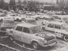 Takto parkovali súťažné vozidlá Rallye G1M v Púchove v roku 1971. Fotograf ich zachytil za bránami športového areálu vedľa futbalového ihriska