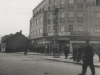 Križovatka pri "Rožáku", kde na prelome 40. a 50. rokov čakali ľudia na autobusovej zastávke