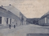 Pohľad na Moravskú ulicu v Púchove na začiatku 20. storočia: fotograf zachytil križovatku s dnešnou pešou zónou, pričom vľavo vidieť Hotel Lilienthal, za ním poschodovú budovu Židovskej školy a oproti na rohu dom obchodníka Nathana.