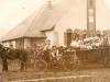 Fotografia z r. 1925 zachytila cestu detí z Lúk do Topoľčianok za T. G. Masaryko. (budova dnešnej ZUŠ v Puchove)