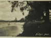Fotografia Púchova nad Váhom v 30. rokoch minulého storočia z pravého brehu Váhu, kde sa nachádzal park alebo tzv. Sihoť