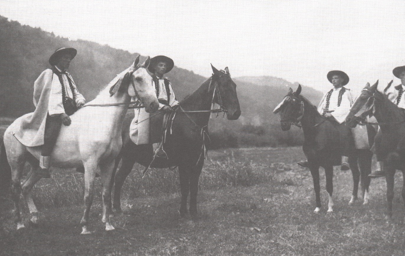 Fotografia mužov na koni z Púchovskej doliny (asi Záriečie) v prvej polovici 20. storočia