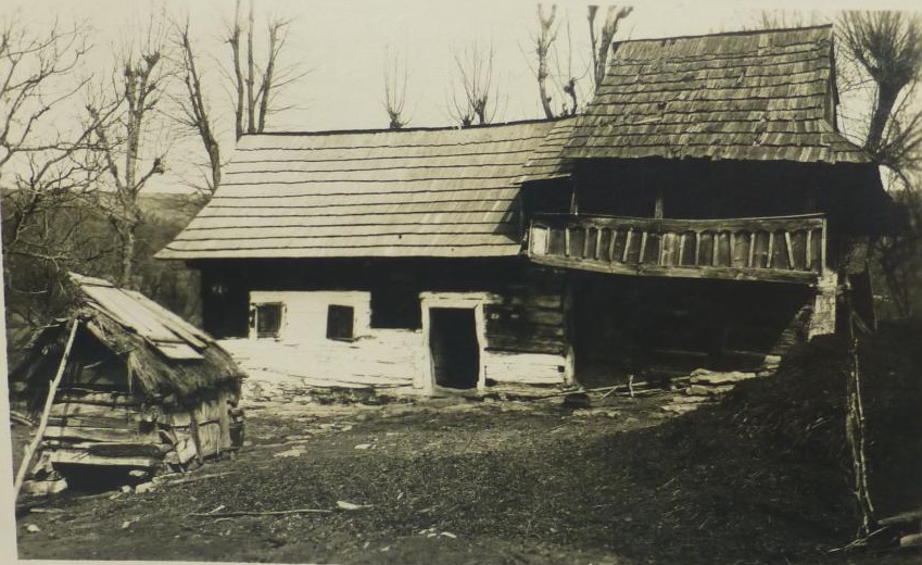 Fotografia Karola Plicku zachytáva typické domy v okolí Púchova v 20. rokoch minulého storočia - Hoštiná