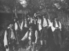 Takto nebojácne stáli chlapi z Ihrišťa pri Púchove v roku 1928 pred objektívom fotoaparátu.