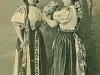 Krojované dievčatá z Lazov (pod Makytou) na pohľadnici zo začiatku 20. storočia