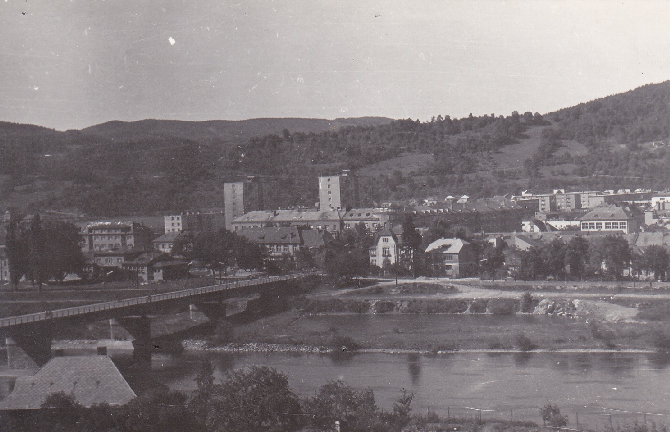 Pohľad na Púchov z Nových Nosíc na prelome 60. a 70. rokov, kedy bola tzv. odhánka aj na druhej strane mosta a gymnázium nemalo telocvičňu.