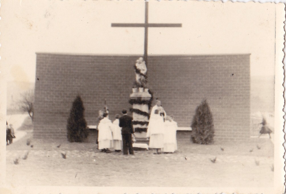 Slávnostné znovuvysvetenie sochy sv. Jozefa kanonikom Viktorom Kállayom na križovatke dnešných ulíc: Športovcov a 1. mája v roku 1943