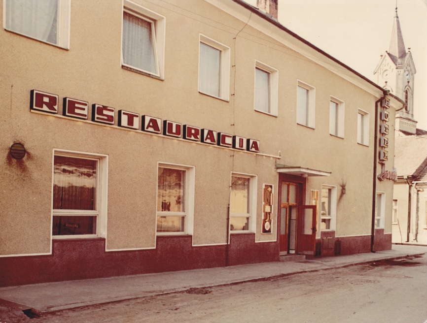 Hotel Javorník s reštauráciou na rohu dnešnej Moyzesovej a Moravskej ulice v 80. rokoch 20. storočia