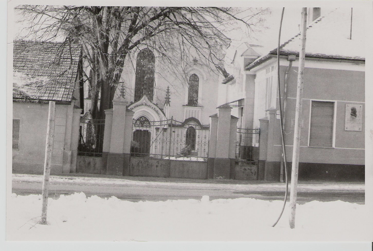 Pohľad na starú vstupnú bránu a evanjelický kostol v Púchove z Moravskej ulice ešte v 80. rokoch minulého storočia
