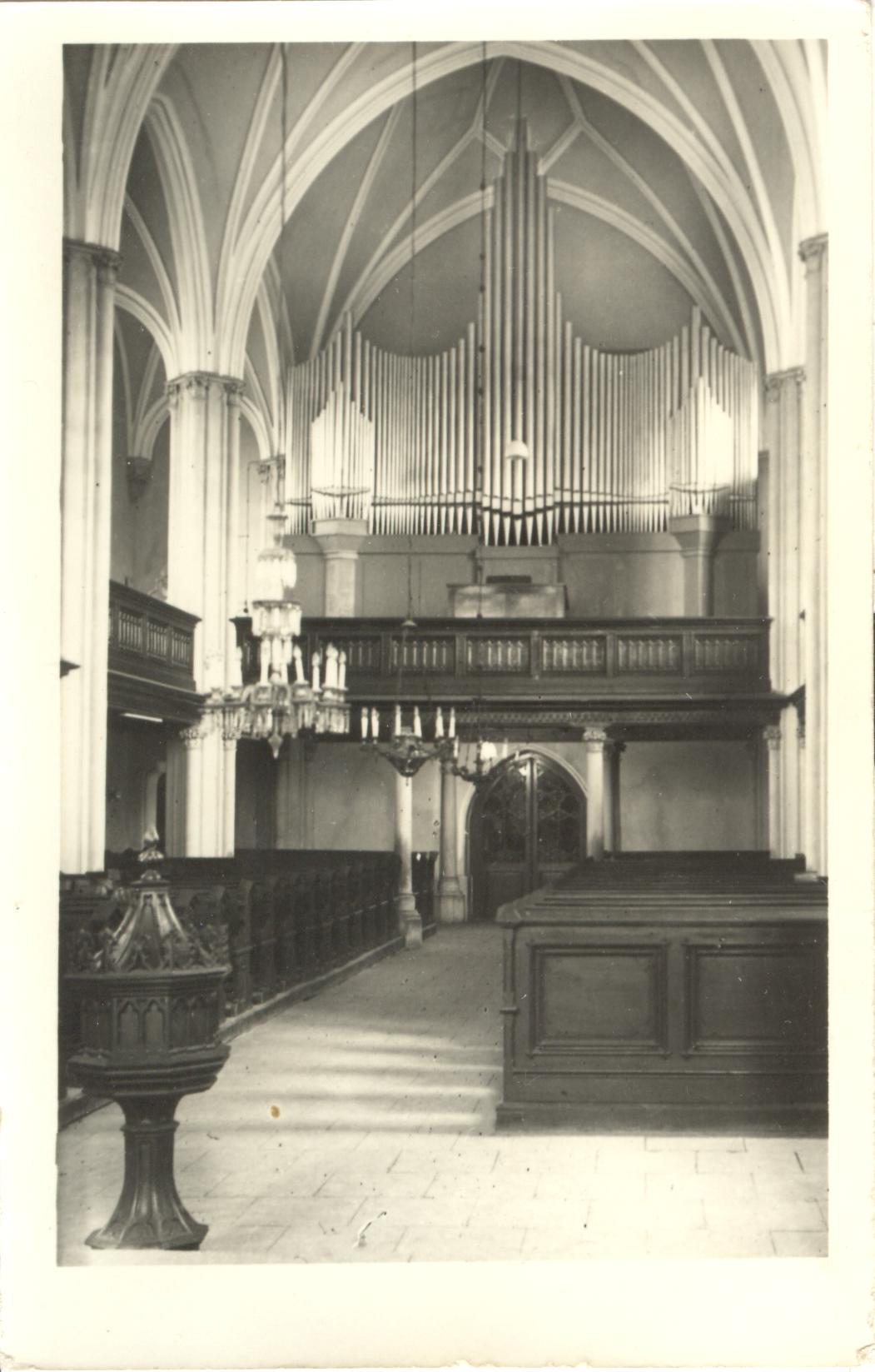 Fotografia interiéru evanjelického kostola v PU z roku 1953 (19. apríla uvedeného roku bol vysvätený nový orgán)