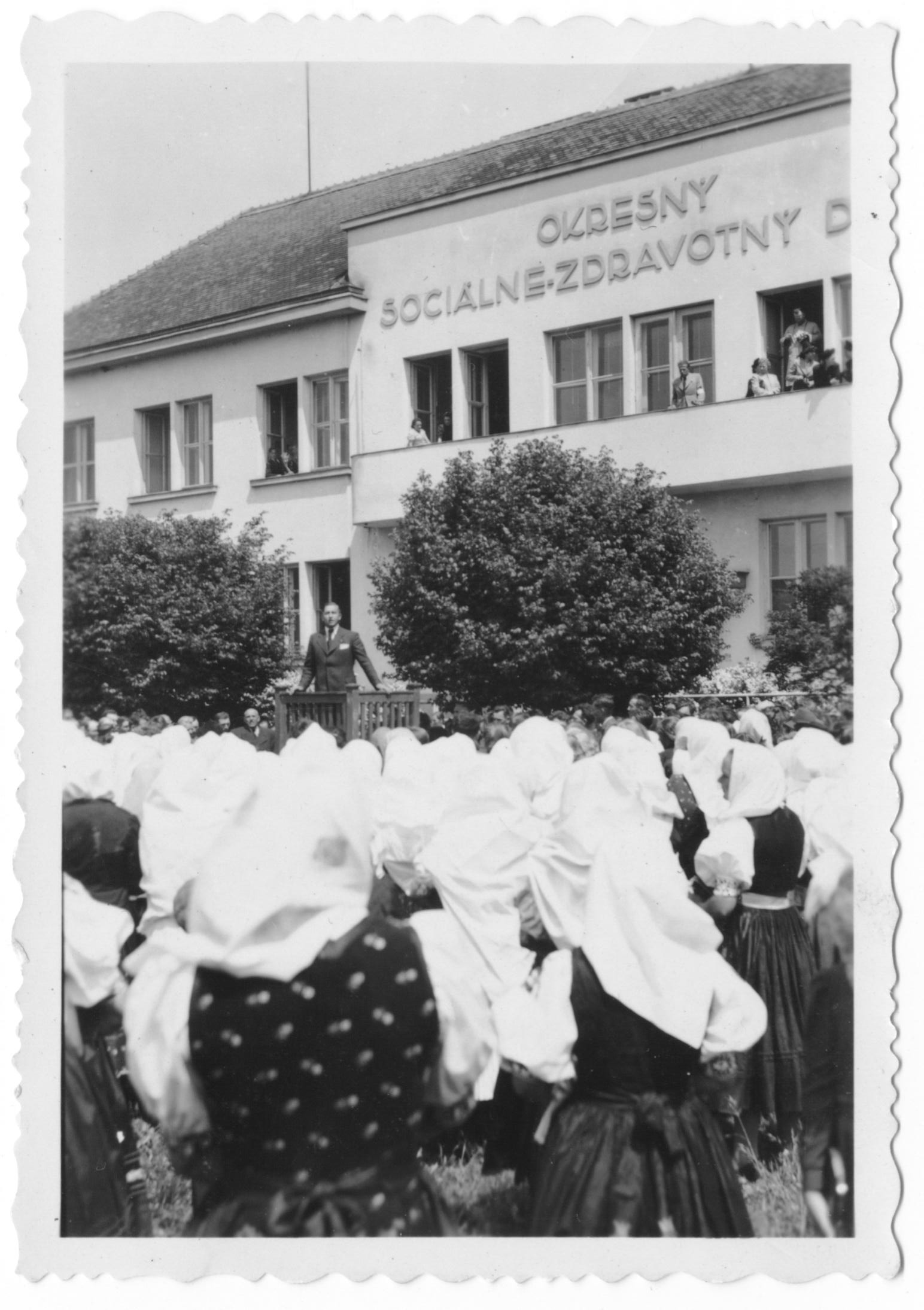 Seniorátny zjazd mládeže 1. júna 1940 zachytený pred Okresným sociálne-zdravotným domom (dnes detský domov na Štefánikovej ulici)
