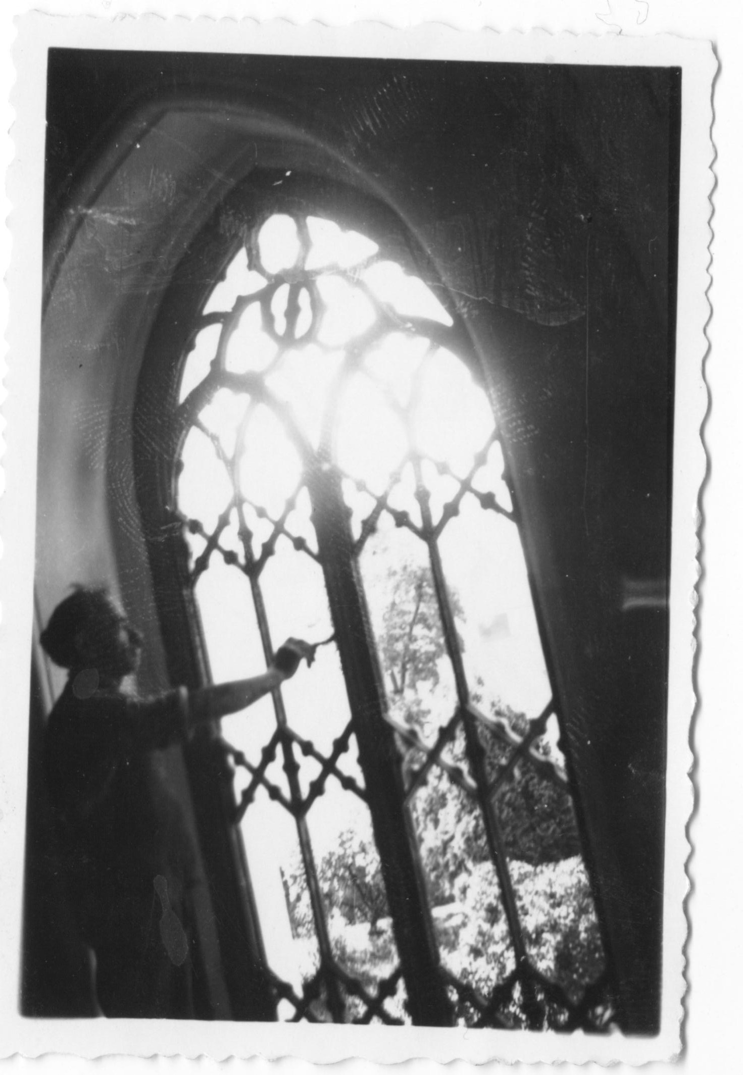 Oprava zničeného okna evanjelického kostola v PU po výbuchu mosta 30. 4. 1945 - Emil Tvrdoň