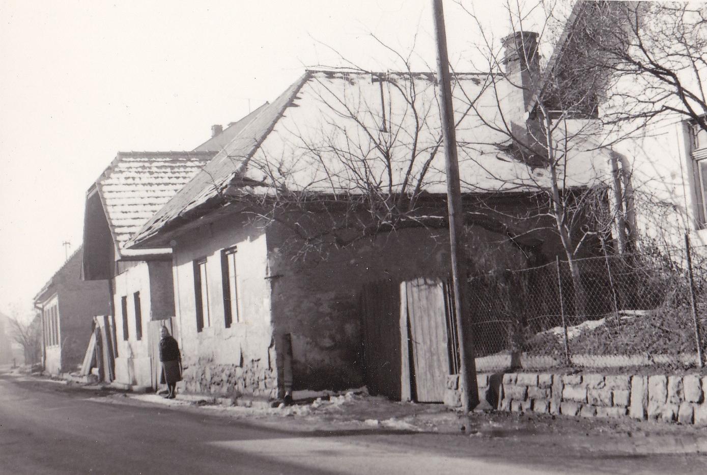 Pravá strana Mudroňovej ulice (za Bilou) v Púchove smerom od Nimnice v cca. 60. rokoch