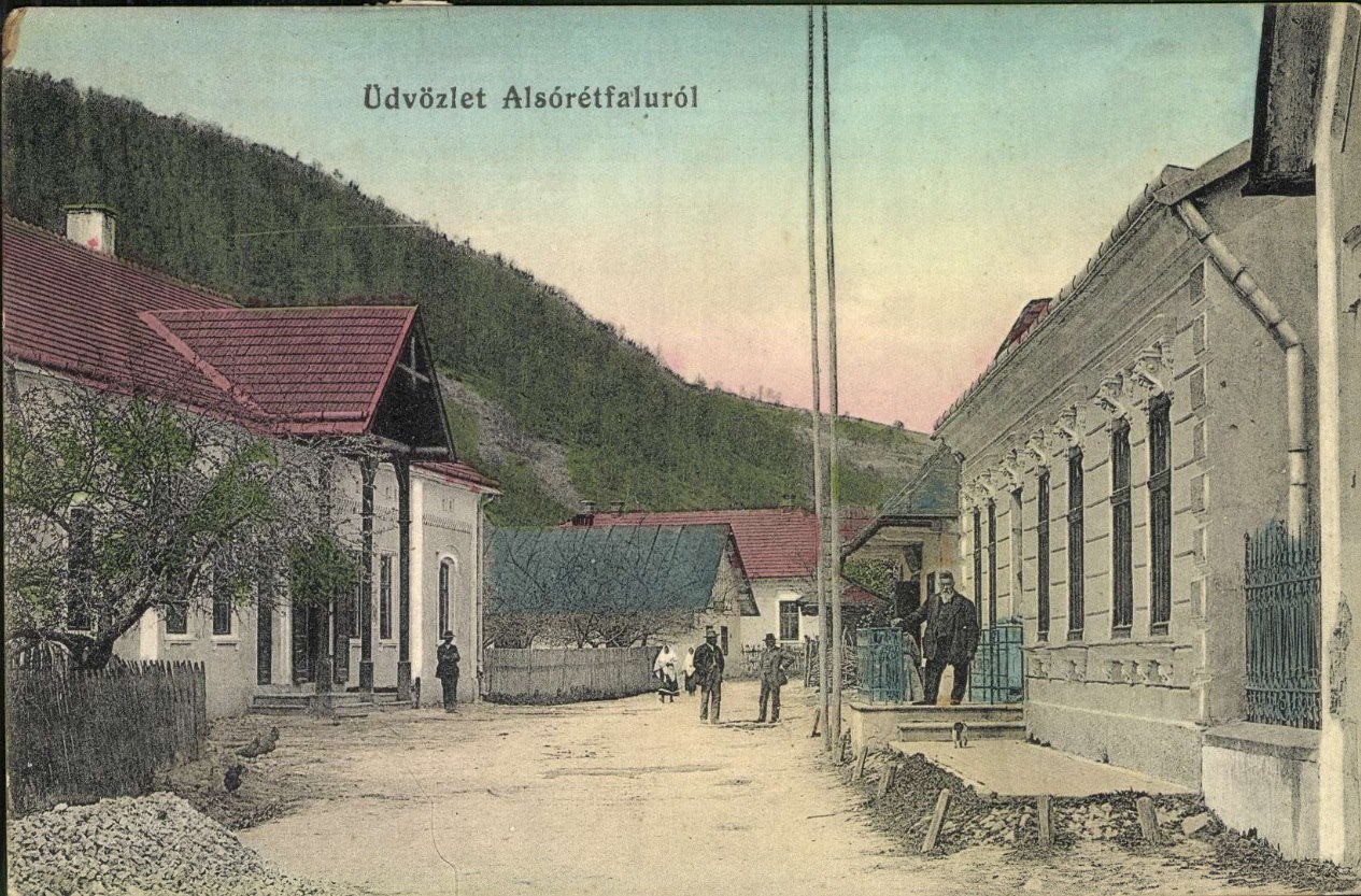 Centrum obce Lúky (z doslovného maďarského prekladu "Dolné Lúky") tak, ako ste ho zrejme ešte nevideli. Pohľadnica bola poslaná v roku 1923, no pochádza z prelomu 19. a 20. storočia