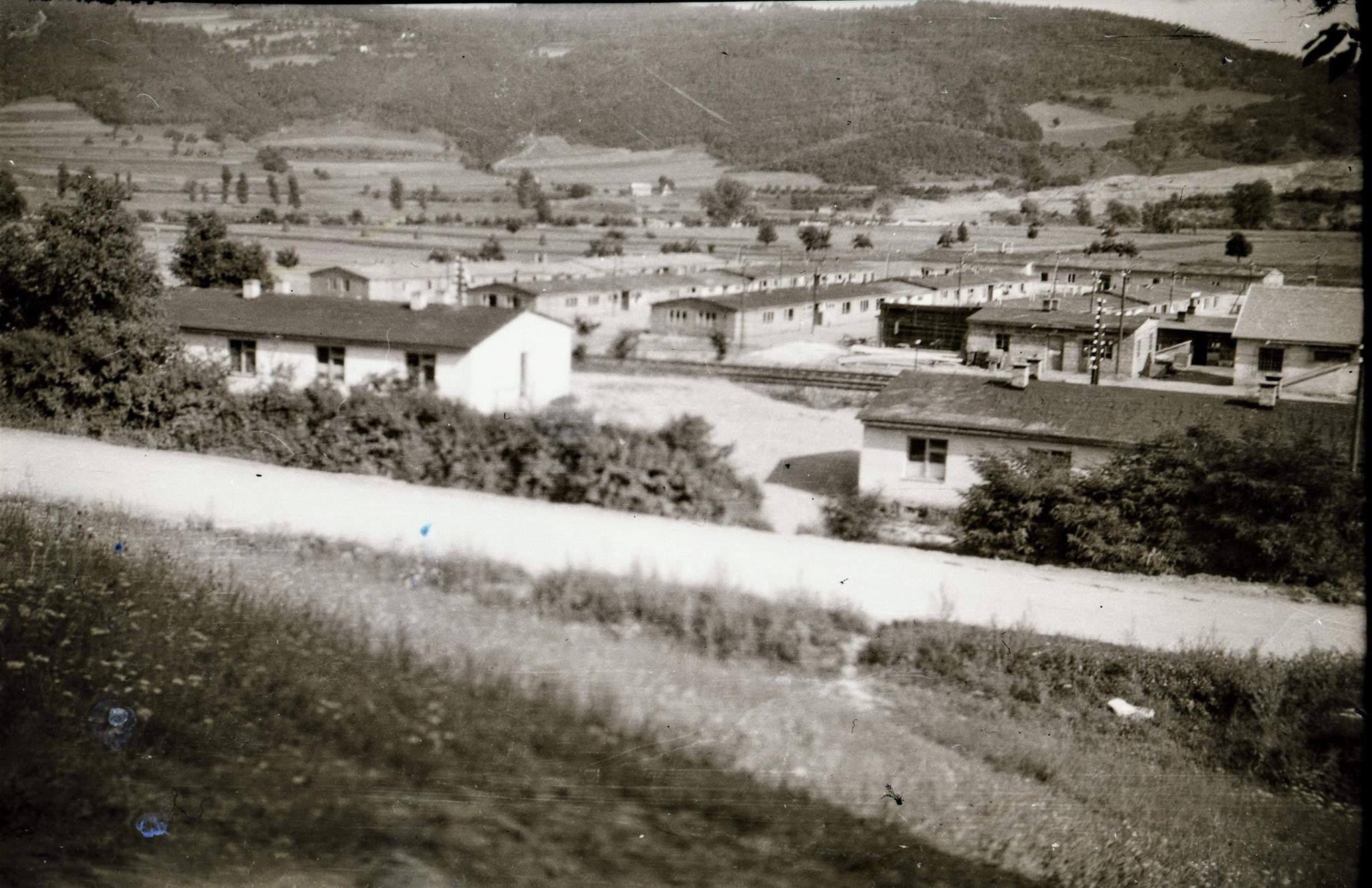 Drevené baraky, ktoré slúžili ako tábor pre robotníkov na stavbe Priehrady mládeže v 50. rokoch minulého storočia. Dnes je táto lokalita pod Kúpeľmi Nimnica zatopené vodami Váhu.