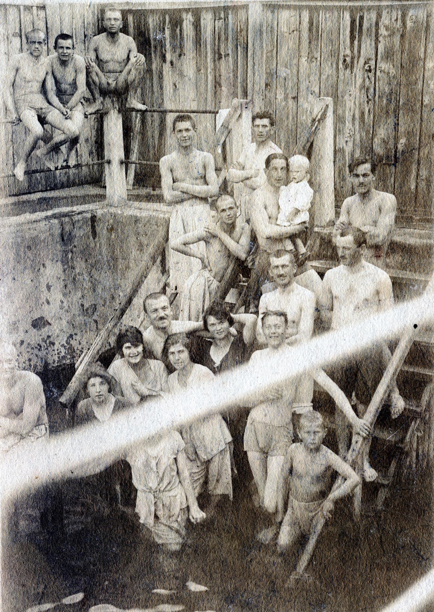 Oddychujúci ľudia v bazéne kúpeľov Belušské Slatiny (jún 1921)