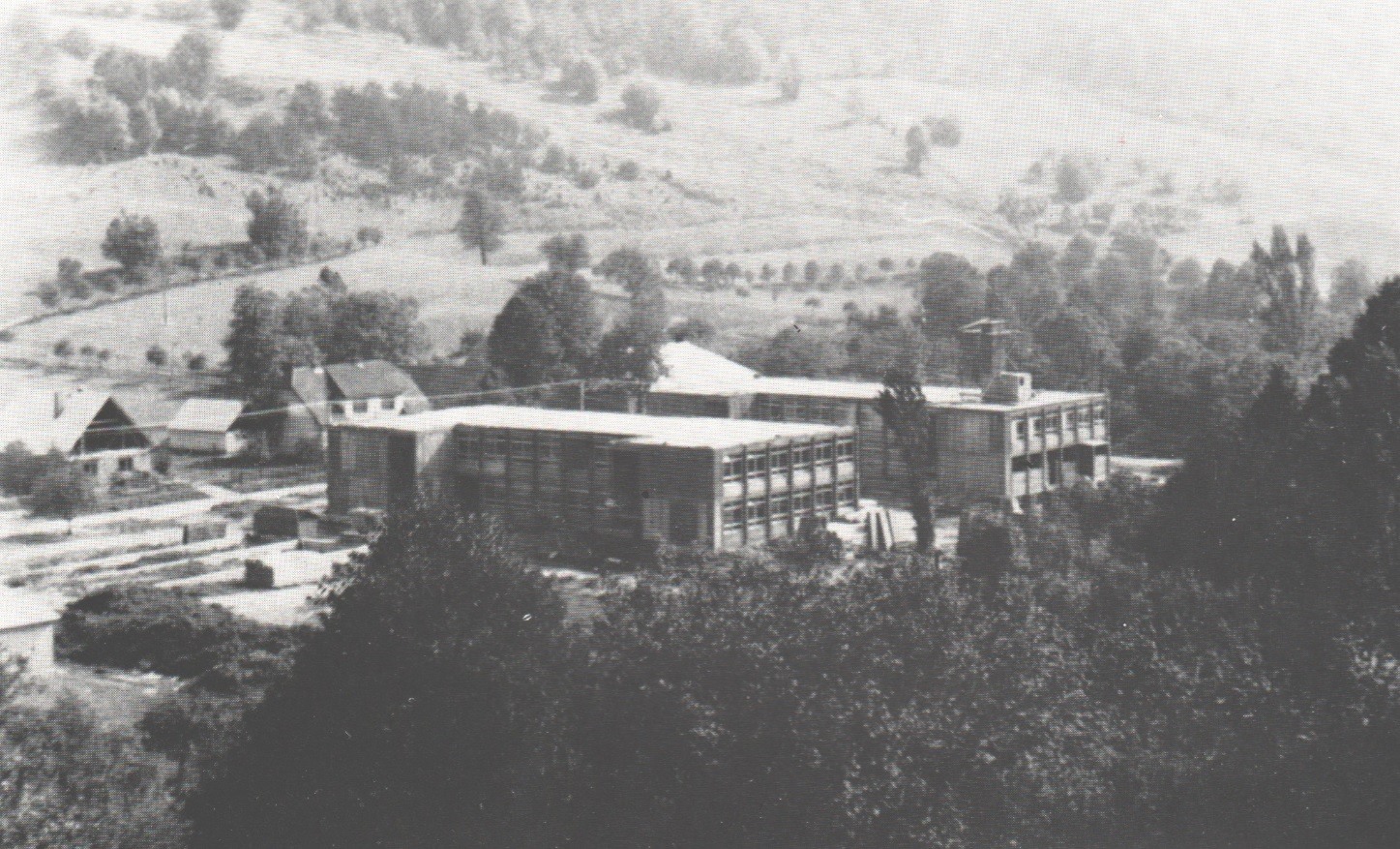 Základná škola v Lazoch pod Makytou tesne pred dokončením v roku 1972