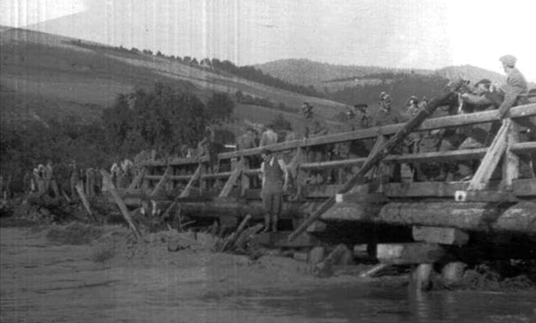 Most a povodeň v Lúkach (na hornom konci) v roku 1939